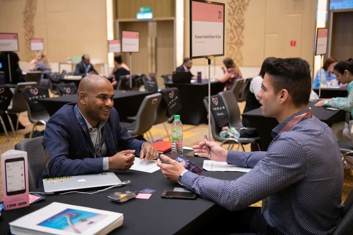 Buyer and exhibitor in a one-to-one meeting