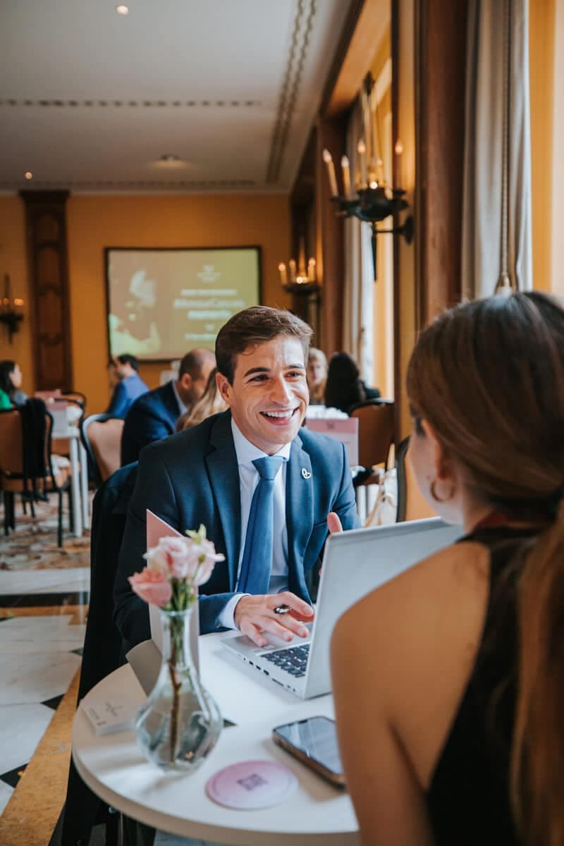 Buyer and exhibitor in a one-to-one meeting
